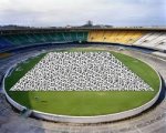 Campo de fútbol cubierto de balones